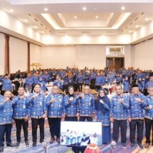 Rektor UHO, Prof. Dr. Muhammad Zamrun Firihu, Rektor UHO, Prof. Dr. Muhammad Zamrun Firihu, S.Si., M.Si., M.Sc., bersama Para Pimpinan Fakul- S.Si., M.Si., M.Sc., bersama Para Pimpinan Fakultas dan Program Pendidikan lingkup Universitas tas dan Program Pendidikan lingkup Universitas Halu Oleo, usai pembukaan Raker UHO tahun Halu Oleo, usai pembukaan Raker UHO tahun 2024.