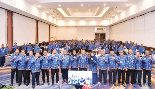 Rektor UHO, Prof. Dr. Muhammad Zamrun Firihu, Rektor UHO, Prof. Dr. Muhammad Zamrun Firihu, S.Si., M.Si., M.Sc., bersama Para Pimpinan Fakul- S.Si., M.Si., M.Sc., bersama Para Pimpinan Fakultas dan Program Pendidikan lingkup Universitas tas dan Program Pendidikan lingkup Universitas Halu Oleo, usai pembukaan Raker UHO tahun Halu Oleo, usai pembukaan Raker UHO tahun 2024.