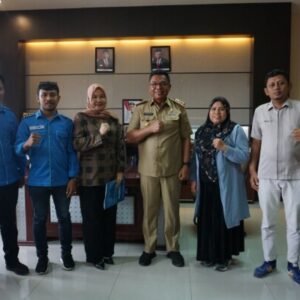 Kepala Bappeda Sultra J. Robert Maturbongs (3 dari kanan), bersama Pemimpin Redaksi Kendari Pos Inong Saputra (kiri), Redaktur Metropolis Amal Fadly Senga (kanan) dan manajemen Kendari Pos, usai bincang-bincang dalam podcast Kendari Pos Channel di Kantor Bappeda Sultra, Senin (22/1/2024). (MUH. ABDI ASMAUL AMRIN/KENDARI POS) Kepala Bappeda Sultra J. Robert Maturbongs (3 dari kanan), bersama Pemimpin Redaksi Kendari Pos Inong Saputra (kiri), Redaktur Metropolis Amal Fadly Senga (kanan) dan manajemen Kendari Pos, usai bincang-bincang dalam podcast Kendari Pos Channel di Kantor Bappeda Sultra, Senin (22/1/2024). (MUH. ABDI ASMAUL AMRIN/KENDARI POS)