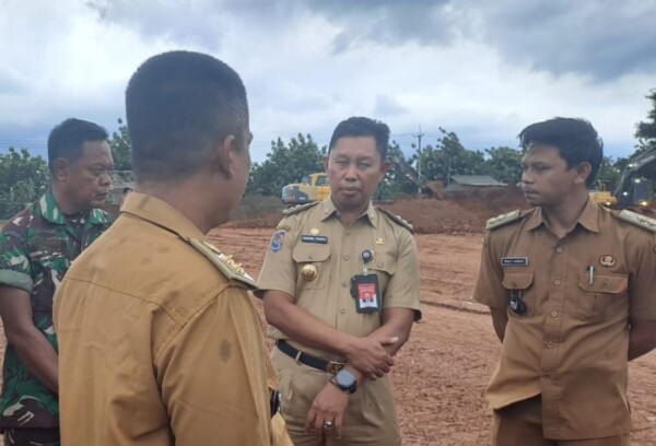 Penjabat Bupati Bogor Asmawa Tosepu saat meninjau proses pembangunan kantong parkir khusus truk tambang, di Parungpanjang, Kabupaten Bogor. Foto: Dok Pemkab Bogor.