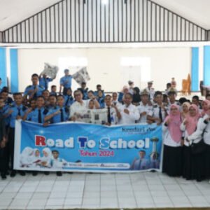 Direktur Kendari Pos Irwan Zainuddin (10 dari kiri), Kepala SMKN 7 Kendari La Resi (14 dari kanan), Pemimpin Redaksi Kendari Pos Inong Saputra (4 dari kiri) bersama manajemen Kendari Pos dan siswa SMKN 7 Kendari dalam acara road to school, Sabtu (20/1/2024). (MUH. ABDI ASMAUL AMRIN / KENDARI POS)