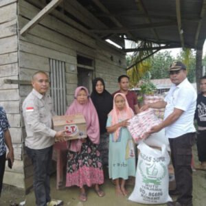 Wakil Ketua II DPRD Konawe Rusdianto (dua dari kiri), saat menyalurkan bantuan pangan bagi korban puting beliung di desa Uelawu