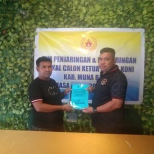 Ketua Tim Penjaringan dan Penyaringan pemilihan Ketua KONI Mubar, Sofyan (kanan) saat menyerahkan formulir pendaftaran Balon Ketua KONI Mubar kepada Liaison Officer (LO) La Ode Darwin, La Iman (kiri). Foto: Istimewa