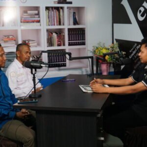 Kepala SMKN 7 Kendari La Resi (kanan), Guru SMKN 7 Kendari Tinus Baha (kiri), saat diinterview Pemimpin Redaksi Kendari Pos Inong Saputra.