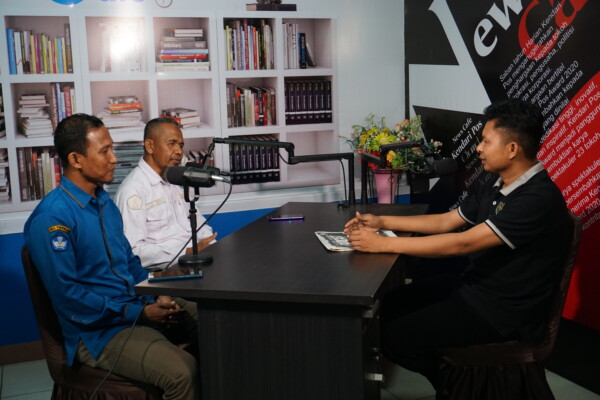 Kepala SMKN 7 Kendari La Resi (kanan), Guru SMKN 7 Kendari Tinus Baha (kiri), saat diinterview Pemimpin Redaksi Kendari Pos Inong Saputra. Kepala SMKN 7 Kendari La Resi (kanan), Guru SMKN 7 Kendari Tinus Baha (kiri), saat diinterview Pemimpin Redaksi Kendari Pos Inong Saputra.