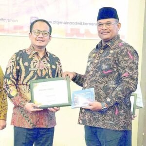 Kepala DPMPTSP Sultra Parinringi (kiri) menerima piagam penghargaan IKPA Satker Dekonsentrasi terbaik kedua nasional.