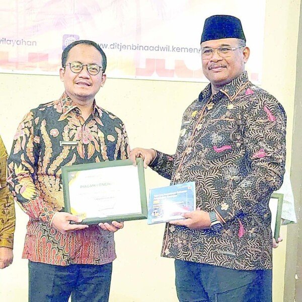 Kepala DPMPTSP Sultra Parinringi (kiri) menerima piagam penghargaan IKPA Satker Dekonsentrasi terbaik kedua nasional.