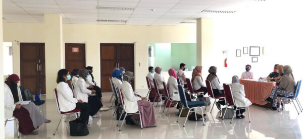 Mahasiswa Farmasi UHO mengikuti Praktik Kerja Profesi (PKPA) di RSUD kota Kendari. (FARMASI UHO FOR KENDARI POS)