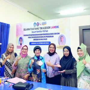 Foto bersama Prof. Dr. Rahma Hasibuan M.Kes (tiga kiri) dan Kajur PGSD FKIP UHO Salwiah, S.Pd., M.Pd. (dua kiri).