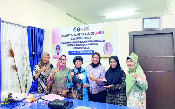 Foto bersama Prof. Dr. Rahma Hasibuan M.Kes (tiga kiri) dan Kajur PGSD FKIP UHO Salwiah, S.Pd., M.Pd. (dua kiri).