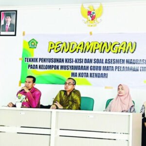 La Tangkalalo (kiri) saat memberikan arah di bimbingan teknis (Bimtek) dan pendampingan penyusunan kisi-kisi dan soal asesmen madrasah.