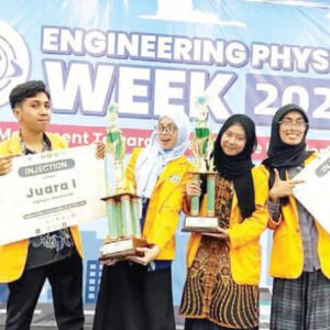 Keempat mahasiswa UHO yang berhasil meraih juara ajang Nasional.(UHO FOR KENDARI POS)
