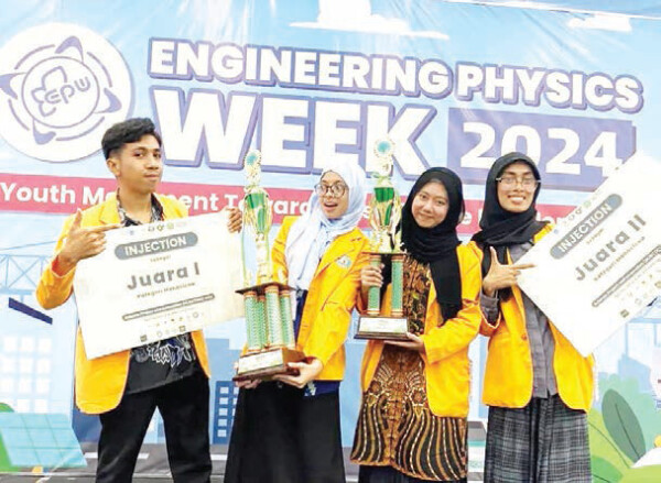 Keempat mahasiswa UHO yang berhasil meraih juara ajang Nasional.(UHO FOR KENDARI POS) Keempat mahasiswa UHO yang berhasil meraih juara ajang Nasional.(UHO FOR KENDARI POS)