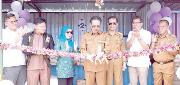 Pj Bupati Bombana, Edy Suharmanto (tengah) didampingi Pj Ketua PKK, Aeni Mutmainnah (ketiga dari kiri), Ketua DPRD, Arsyad (dua dari kiri), Sekretaris Kabupaten, Man Arfa (ketiga dari kanan), Kepala BI Perwakilan Sultra, Doni Septadijaya (kiri) dan pihak OJK Sultra saat melakukan pengguntingan pita tanda launching “Kopi Bombana”, kemarin. (DISKOMINFO PEMKAB BOMBANA FOR KENDARI POS) Pj Bupati Bombana, Edy Suharmanto (tengah) didampingi Pj Ketua PKK, Aeni Mutmainnah (ketiga dari kiri), Ketua DPRD, Arsyad (dua dari kiri), Sekretaris Kabupaten, Man Arfa (ketiga dari kanan), Kepala BI Perwakilan Sultra, Doni Septadijaya (kiri) dan pihak OJK Sultra saat melakukan pengguntingan pita tanda launching “Kopi Bombana”, kemarin. (DISKOMINFO PEMKAB BOMBANA FOR KENDARI POS)