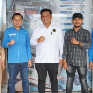 Caleg DPRD Sultra dari PPP, Dr.Sofyan (tengah), Wakil Direktur Kendari Pos Awal Nurjadin (2 dari kiri), dan Pemimpin Redaksi Kendari Pos Inong Saputra (kanan) bersama Manajemen Kendari Pos usai diskusi di Podcast Kendari Pos Channel di Graha Pena, Senin (5/2/2024). (MUH. ABDI ASMAUL AMRIN/KENDARI POS)