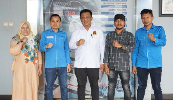 Caleg DPRD Sultra dari PPP, Dr.Sofyan (tengah), Wakil Direktur Kendari Pos Awal Nurjadin (2 dari kiri), dan Pemimpin Redaksi Kendari Pos Inong Saputra (kanan) bersama Manajemen Kendari Pos usai diskusi di Podcast Kendari Pos Channel di Graha Pena, Senin (5/2/2024). (MUH. ABDI ASMAUL AMRIN/KENDARI POS)