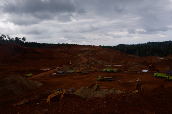 Aktivitas penambangan nikel oleh PT GKP di Wawonii Tenggara pada Mei 2023