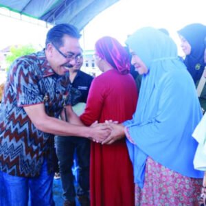 KUNJUNGI WARGA: Pj Bupati Bombana, Edy Suharmanto menyalami warga saat berkunjung di Kabaena, baru-baru ini.