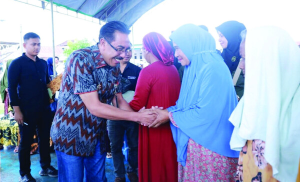 KUNJUNGI WARGA: Pj Bupati Bombana, Edy Suharmanto menyalami warga saat berkunjung di Kabaena, baru-baru ini. KUNJUNGI WARGA: Pj Bupati Bombana, Edy Suharmanto menyalami warga saat berkunjung di Kabaena, baru-baru ini.