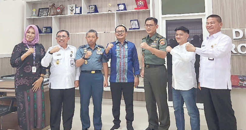 Kepala DPM PTSP Sultra, Parinringi (tengah) beserta jajaran menerima kunjungan Ketua Tim KKDN Setjen Wantannas RI, Laksda TNI Arsyad Abdullah (tiga dari kiri) dan tim di Ruang Rapat Kantor DPM PTSP Sultra, kemarin. Usai pertemuan, sempatkan foto bersama.