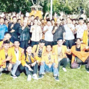 Bupati Wakatobi Haliana bersama mahasiswa KKN dan dosen pembimbing disambut di pelataran Kantor Bupati.