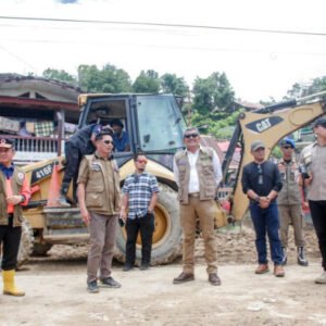 Pj Wali Kota Kendari, Muhammad Yusup (3 dari kanan) mendampingi Tenaga Ahli Kepala BNPB RI, Brigjen (Purn) Jahidin Chailo (2 dari kiri) meninjau lokasi banjir di Jalan Lasolo, Kecamatan Kendari Barat, baru-baru ini.