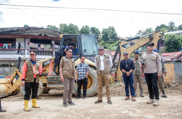 Pj Wali Kota Kendari, Muhammad Yusup (3 dari kanan) mendampingi Tenaga Ahli Kepala BNPB RI, Brigjen (Purn) Jahidin Chailo (2 dari kiri) meninjau lokasi banjir di Jalan Lasolo, Kecamatan Kendari Barat, baru-baru ini.