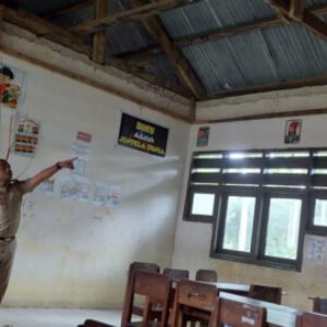 Pj Bupati Mubar, La Ode Butolo saat meninjau langsung kondisi sekolag SMPN 1 Napano Kusambi yang kerap terendam banjir. (Foto: Akhirman)