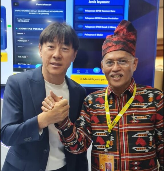 Sekretaris Daerah Provinsi Sultra, Drs. H. Asrun Lio M.Hum., Ph.D (kanan) berposes bersama Pelatih Timnas U23 Shin Tae Yong (kiri)