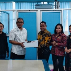Irwan Zainuddin saat menerima kue ucapan dari Manager Swiss Belhotel Kendari , Jumat (10/5)