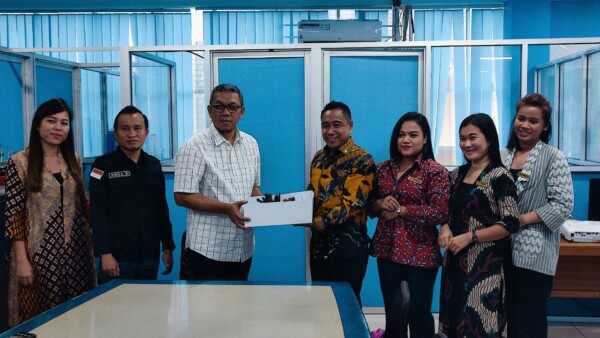 Irwan Zainuddin saat menerima kue ucapan dari Manager Swiss Belhotel Kendari , Jumat (10/5) Irwan Zainuddin saat menerima kue ucapan dari Manager Swiss Belhotel Kendari , Jumat (10/5)
