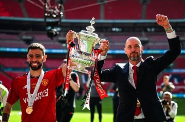 Pelatih Manchester United, Erik ten Hag (kanan). Foto: X/ManUtd