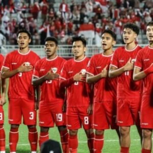 Kesebelas pemain Indonesia berdiri menyanyikan lagu kebangsaannya sebelum dimulainya pertandingan perebutan tempat ketiga Piala Asia U23 AFC Qatar 2024 antara Irak dan Indonesia di Stadion Abdullah Bin Khalifa di Doha pada 2 Mei 2024. (Karim JAAFAR / AFP)
