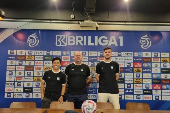 Pelatih Persib Bojan Hodak (tengah) didampingi pemain Nick Kuipers (kanan) dalam konferensi pers pra-laga di Graha Persib, Jalan Sulanjana, Kota Bandung, Sabtu (25/5/2024). Foto: Nur Fidhiah Shabrina/jpnn.com