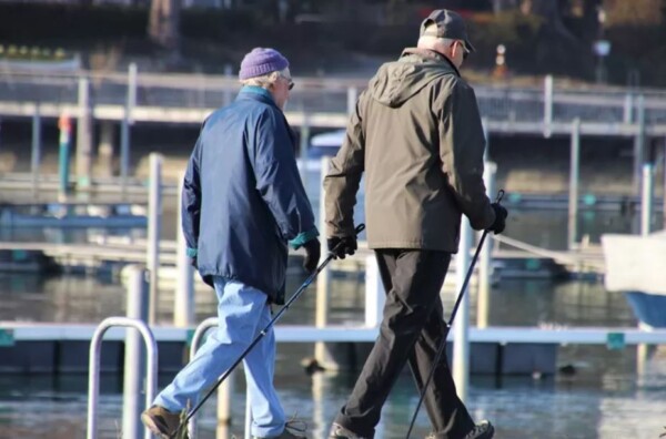 ilustrasi seorang laki-laki tua yang sedang mengisi waktu masa pensiun/foto: IST