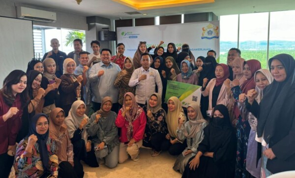 Calon Wali Kota Kendari, Yudhianto Mahardika Anton Timbang foto bersama pelaku UMKM.