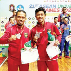 Foto bersama Head Coach, Heriansyah, M.Pd.,AIFO-P (kiri) dan Ahmad Amal (kanan) usai penyerahan medali.(HUMAS UHO FOR KEDARI POS)