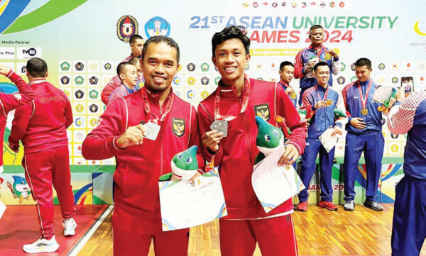 Foto bersama Head Coach, Heriansyah, M.Pd.,AIFO-P (kiri) dan Ahmad Amal (kanan) usai penyerahan medali.(HUMAS UHO FOR KEDARI POS)