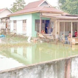 Sejumlah rumah warga di tiga desa pada dua kecamatan di Mubar terdampak banjir akibat curah hujan tinggi beberapa hari ini.(BPBD Mubar For Kendari Pos)