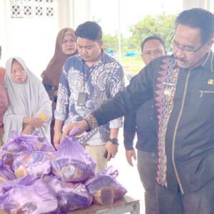 Pj Bupati Bombana Edy memantau stok pangan yang dijual di pasar murah.(Foto. IST)
