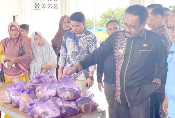 Pj Bupati Bombana Edy memantau stok pangan yang dijual di pasar murah.(Foto. IST) Pj Bupati Bombana Edy memantau stok pangan yang dijual di pasar murah.(Foto. IST)
