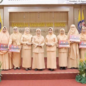 Ketua DWP UHO Viska Inda Variani Zamrun, S.Si., M.Si (6 dari kiri, Ketua DWP Provinsi Sultra, Wa Ode Munanah Asrun Lio (6 dari kanan) bersama para pemenang lomba video dongeng usai penyerahan hadiah. Ketua DWP UHO Viska Inda Variani Zamrun, S.Si., M.Si (6 dari kiri, Ketua DWP Provinsi Sultra, Wa Ode Munanah Asrun Lio (6 dari kanan) bersama para pemenang lomba video dongeng usai penyerahan hadiah.