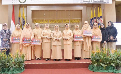 Ketua DWP UHO Viska Inda Variani Zamrun, S.Si., M.Si (6 dari kiri, Ketua DWP Provinsi Sultra, Wa Ode Munanah Asrun Lio (6 dari kanan) bersama para pemenang lomba video dongeng usai penyerahan hadiah.