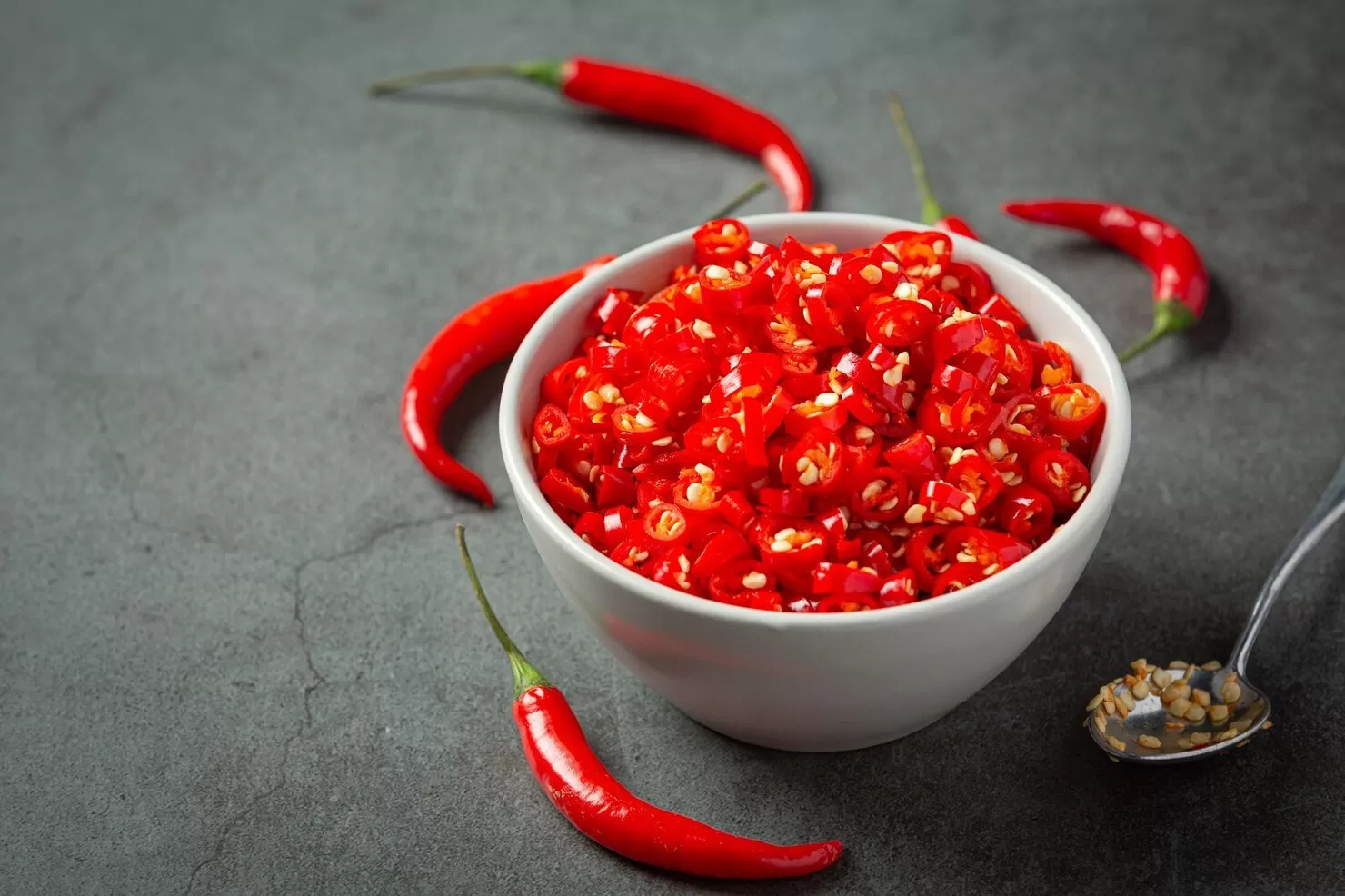 chilli-pepper-dark-surface_1150-42099-201157015