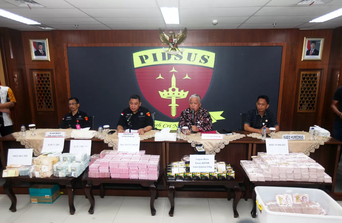 Konferensi-Pers-Kasus-Suap-Yang-Menjerat-Tiga-Hakim-PN-Surabaya-Dery-Ridwansah-2JPG-2019358981