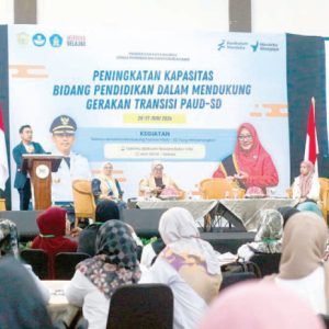 Kepala Dinas Pendidikan dan Kebudayaan Baubau, Eko Prasetya saat memberikan sambutan dalam kegiatan peningkatan kapasitas bidang pendidikan dalam mendukung gerakan transisi PAUD-SD. (IST)