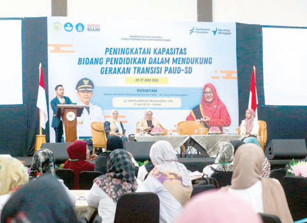 Kepala Dinas Pendidikan dan Kebudayaan Baubau, Eko Prasetya saat memberikan sambutan dalam kegiatan peningkatan kapasitas bidang pendidikan dalam mendukung gerakan transisi PAUD-SD. (IST)