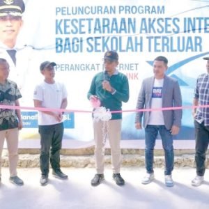 Kepala Dinas Pendidikan dan Kebudayaan Baubau, Eko Prasetya mendampingi Pj Wali Kota Baubau Muh Rasman Manafi saat peluncuran program kesetaraan akses internet bagi sekolah terluar. (IST)