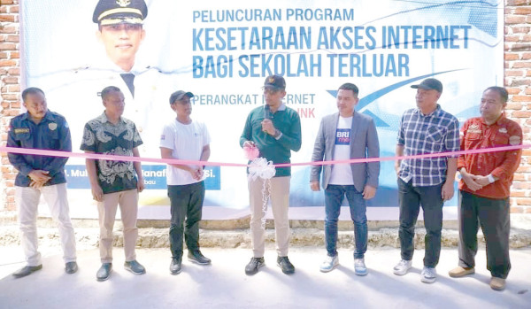 Kepala Dinas Pendidikan dan Kebudayaan Baubau, Eko Prasetya mendampingi Pj Wali Kota Baubau Muh Rasman Manafi saat peluncuran program kesetaraan akses internet bagi sekolah terluar. (IST)