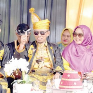 Pemkot menggelar rangkaian kegiatan bertajuk “Haroana Baubau 2024”. Ragam kegiatan mengisi waktu dua pekan pelaksanaannya. Mulai dari Baubau Expo dan koloborasi UMKM, pagelaran dan lomba seni, karnaval budaya, pesona Santiago, paripurna istimewa DPRD, upacara HUT, Pakakande-kandea dan malam ramah tamah pada penutupan puncak hari ulang tahun, 17 Oktober 2024. (PEMKOT BAUBAU FOR KENDARI POS)